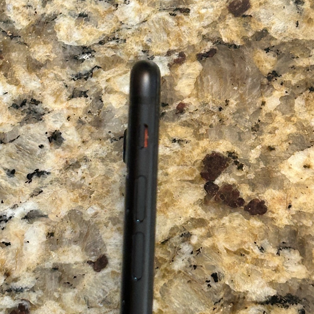 iPhone SE - Picture 3 of 6